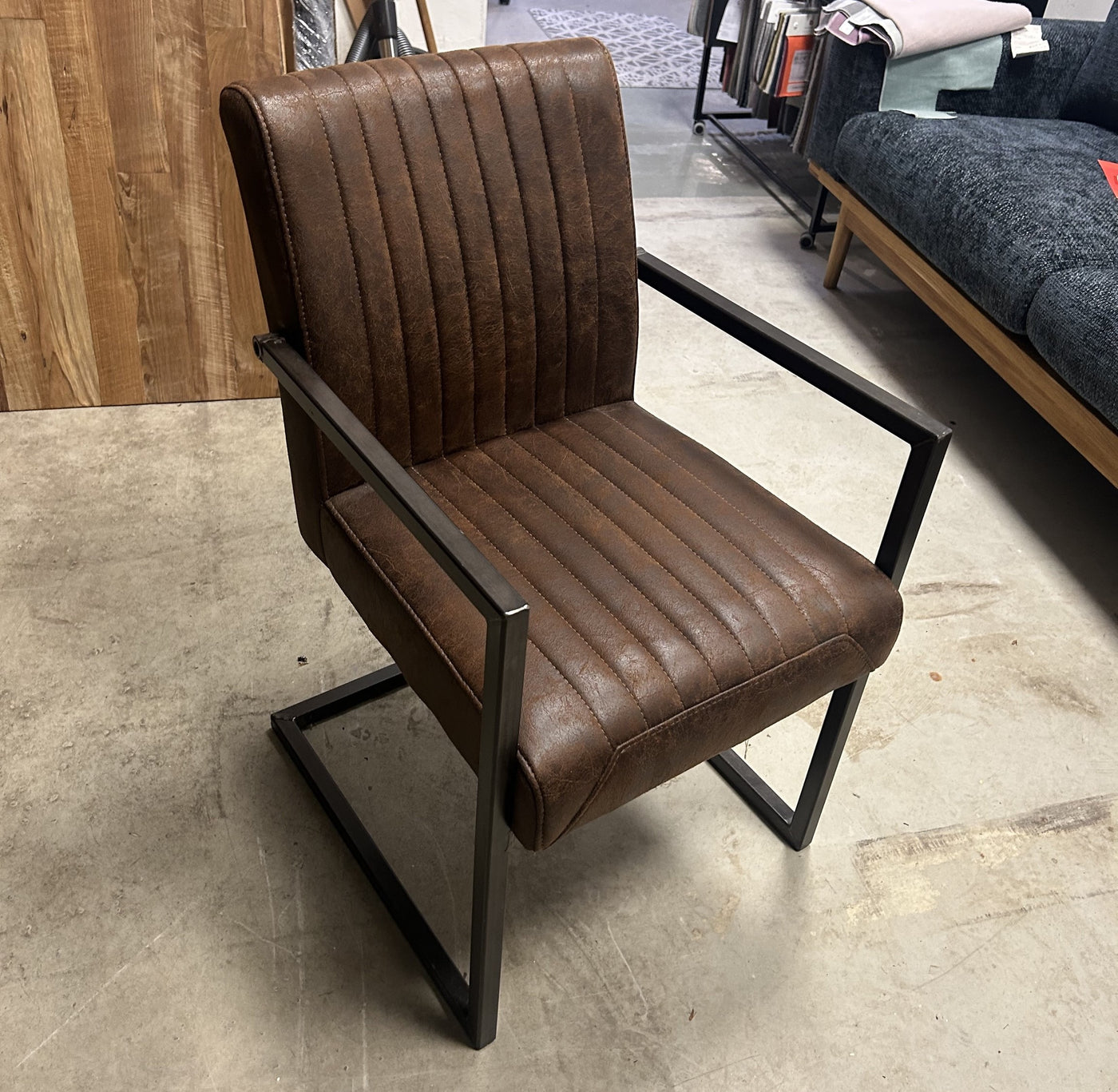 Cayman Stuhl mit Arm - Mikrofaser Dunkelbraun